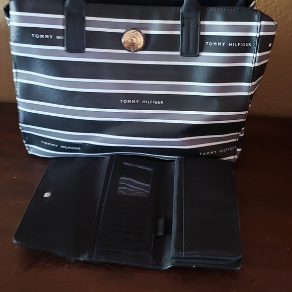 Tommy Hilfiger Handbag and Wallet - Picture 4 of 4